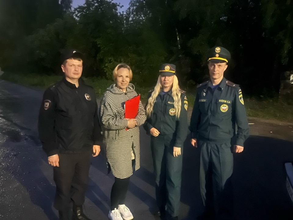 Инспектор ПДН ОМВД России «Кирилловский» Михаил Шебунин, ответственный секретарь Комиссии по делам несовершеннолетних и защите их прав, член Общественного совета при ОМВД Екатерина Федорова.